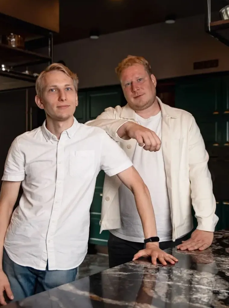 Шеф-повара CHEFS Eatertainment Пётр Гутницкий и Егор Егоров на кухне студии